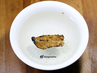 10、南北杏银耳煲猪展,陈皮用水浸泡备用