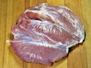 12、南北杏银耳煲猪展,猪展肉用清水冲干净