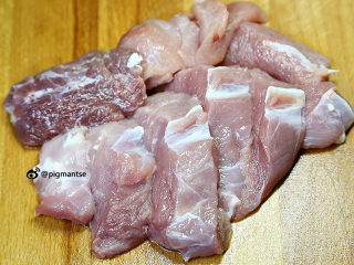 13、南北杏银耳煲猪展,切块备用