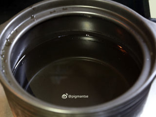 14、南北杏银耳煲猪展,汤锅加水8碗（约2升）烧开