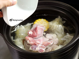 16、南北杏银耳煲猪展,再倒入猪展、南北杏、蜜枣、陈皮，转文火煲1小时