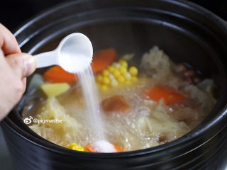 17、南北杏银耳煲猪展,揭盖放入食盐，再煲10分钟