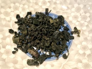 1、初夏,干海木耳15克 加入矿泉水泡发