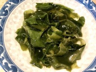 2、初夏,约1-2分钟即可舒展，可继续泡着，同时准备其它食材。