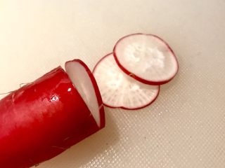 3、初夏,萝卜均匀切片。