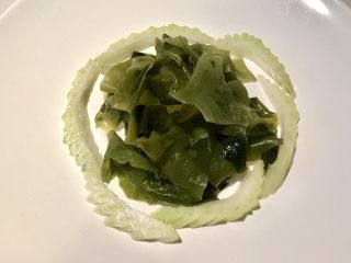 5、初夏,将泡好的海木耳置于白盘中，用切好的西芹围起来。