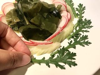 7、初夏,茼蒿菜取其叶，依次摆在最外侧。