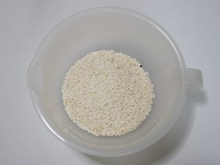 2、紫糯米瓷饭团,加入白糯米混合淘洗干净。