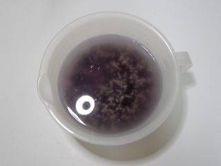 3、紫糯米瓷饭团,加入适量水，浸泡1个小时。