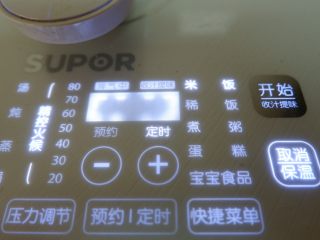 5、紫糯米瓷饭团,按照米饭模式将其煮熟。