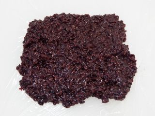 9、紫糯米瓷饭团,铺平。