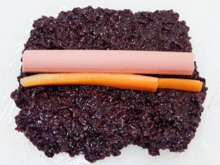 13、紫糯米瓷饭团,切成细条放上去