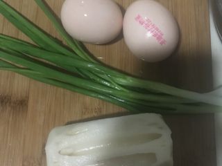 1、鸡蛋藕饼,先把藕用刨丝的刀把藕刨成丝再切细备用。