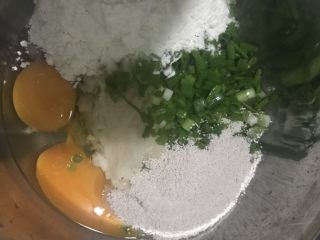 2、鸡蛋藕饼,加入鸡蛋，葱，面粉，藕粉适量盐搅拌均匀。