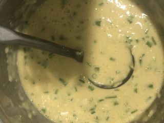 3、鸡蛋藕饼,充分搅拌均匀后待用。注意水不要加多有粘稠感就可以。