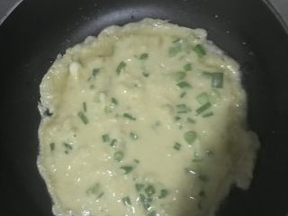 4、鸡蛋藕饼,减至两面金黄即可出锅。