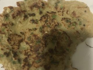 5、鸡蛋藕饼,这是第一个火大了一点，有一点点糊，不影响口味。一定注意要用小火。孩子特别喜欢吃，今日早餐全部吃完一人2块。✌️✌️