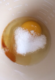 1、家人的营养早餐——百变华夫,鸡蛋加入细砂糖、香草精