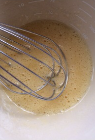 2、家人的营养早餐——百变华夫,搅拌均匀至糖融化，蛋液均匀膨松