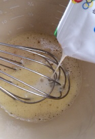 3、家人的营养早餐——百变华夫,加入牛奶搅拌均匀