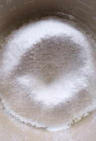 4、家人的营养早餐——百变华夫,将低筋面粉和泡打粉混合筛入