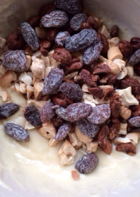 6、家人的营养早餐——百变华夫,加入准备好的坚果碎和葡萄干