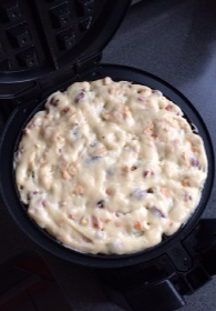 8、家人的营养早餐——百变华夫,预热好的华夫饼机，将面糊入模（不要太满，这个配方的份量，用这个机器可以做一炉半，也就是6块）