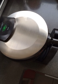 9、家人的营养早餐——百变华夫,将上盖盖好，翻转机身，根据喜欢的上色程度调整火力，这时会有水蒸汽从饼机缝隙冒出，不要打开盖子，三分钟后，水蒸汽消失后代表华夫饼已经成型并基本成熟，此时可以打开盖子观察上色，成熟后用叉子将华夫饼挑起即可。