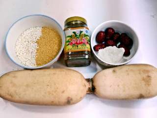 1、蜜汁桂花藕,食材备齐。