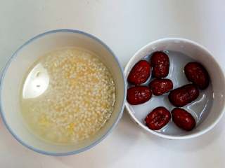 2、蜜汁桂花藕,红枣洗净后泡一下，糯米的小米用水淘洗后用水浸泡3小时以上。