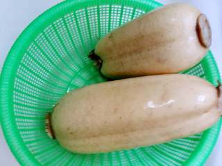 3、蜜汁桂花藕,2节藕中间切断，清洗干净沥干水分。