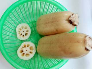 4、蜜汁桂花藕,藕顶端切断，沥干水分备用。