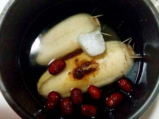 7、蜜汁桂花藕,电饭煲压力锅放入水，藕要满下去，加入冰糖，红糖 和红枣一起倒进去。