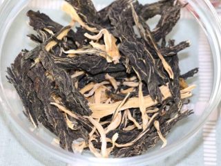 1、养生南北杏菜干龙骨汤,把白菜干折断