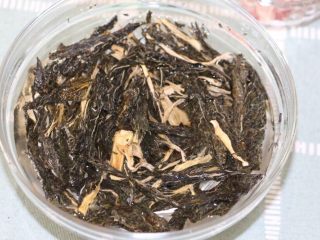 2、养生南北杏菜干龙骨汤,泡水