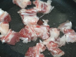 3、养生南北杏菜干龙骨汤,龙骨和冷水一起下锅，开大火