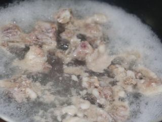 4、养生南北杏菜干龙骨汤,水烧开了即可捞起龙骨