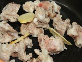 5、养生南北杏菜干龙骨汤,汤锅里放入龙骨和姜片