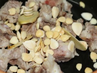 6、养生南北杏菜干龙骨汤,放入南北杏