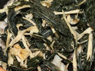 7、养生南北杏菜干龙骨汤,放入一泡好的菜干