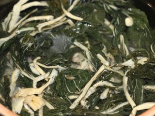 8、养生南北杏菜干龙骨汤,倒入适量的水，我煲的是三人量，水没过材料1倍的量