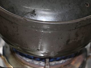 9、养生南北杏菜干龙骨汤,盖上锅盖，开大火