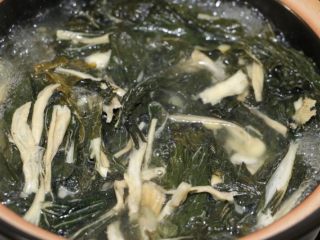 10、养生南北杏菜干龙骨汤,汤烧开后转小火继续熬40分钟