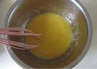 2、体会不一样的口感----绿茶蛋糕面包,将蛋黄混合液搅拌均匀; 