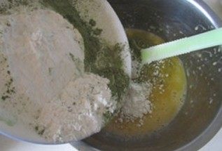 3、体会不一样的口感----绿茶蛋糕面包,再加入过了筛的低筋面粉和绿茶粉;