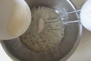 5、体会不一样的口感----绿茶蛋糕面包,将蛋清打起搅拌后加入另外60克糖的三分之一; .继续打发蛋清, 分次加入另外糖的三分之一; 