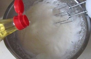 6、体会不一样的口感----绿茶蛋糕面包,继续打发蛋白， 加入几滴白醋；