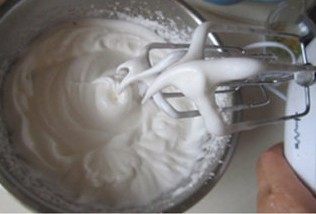 7、体会不一样的口感----绿茶蛋糕面包,打发好的蛋清能竖立起小三角；