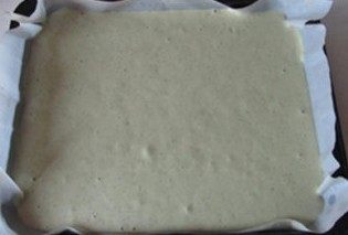 11、体会不一样的口感----绿茶蛋糕面包,倒入所需要的模具中, 放如烤箱前先振动两下；