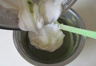 8、体会不一样的口感----绿茶蛋糕面包,将打发好的蛋清的三分之一倒入混合好的蛋黄液中，将它们搅拌均匀;